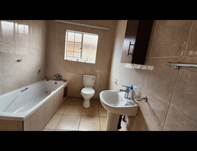3 BEDROOM TOWNHOUSE FOR SALE IN WATERVAL EAST